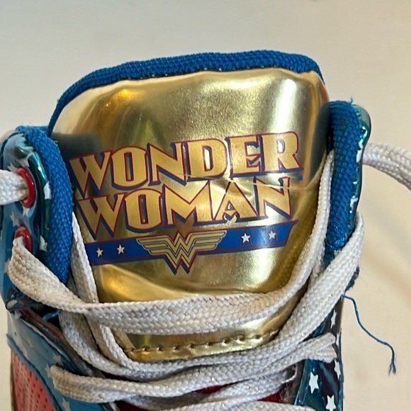 Wonder Woman Girls High Tops Size 1 - Picture 3 of 9